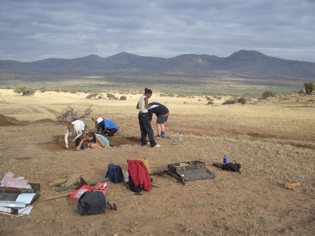 Excavating in Kenya (photo by Arturo Rey Da Silva)